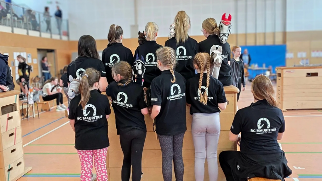 Hobby Horsing Team RC Mauritius Diepersdorf beim Poxis Cup in Baiersdorf 2026 – Mädchen mit Steckenpferden in schwarzen Vereinstrikots